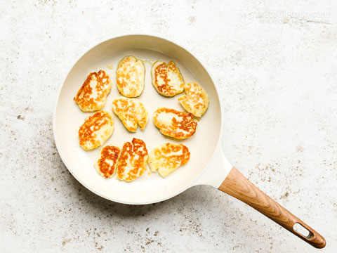 Low-Carb Marinara Halloumi Skillet